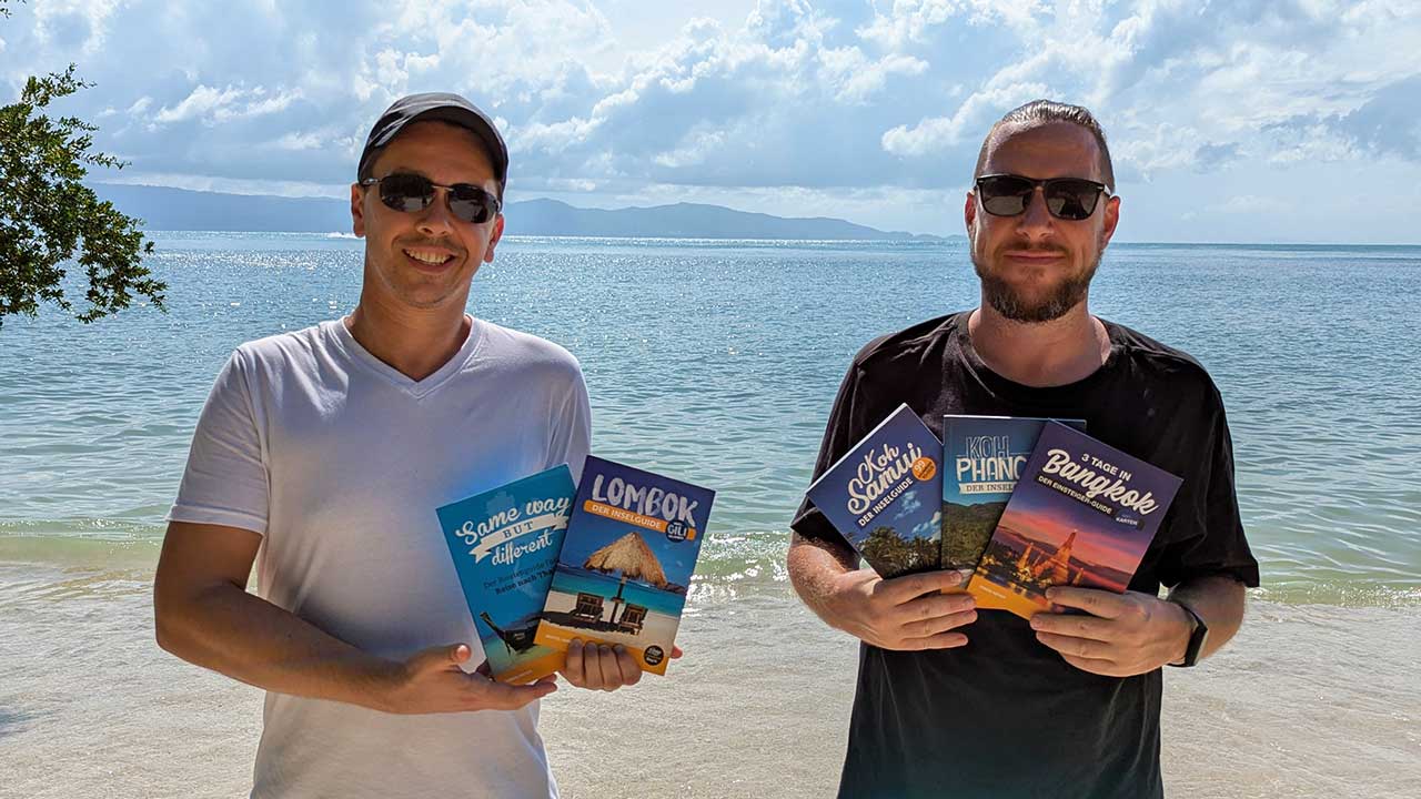 Marcel und Tobi mit ihren Thailand- und Lombok-Reiseführern