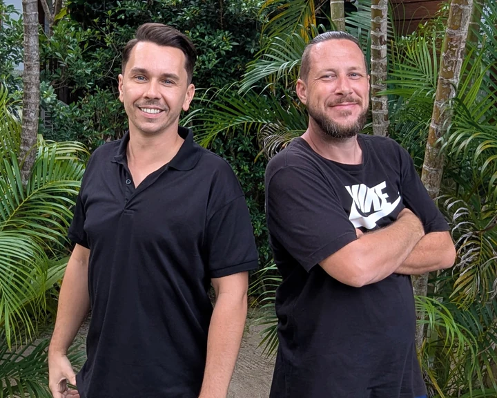 Tobi & Marcel vor tropischen Pflanzen